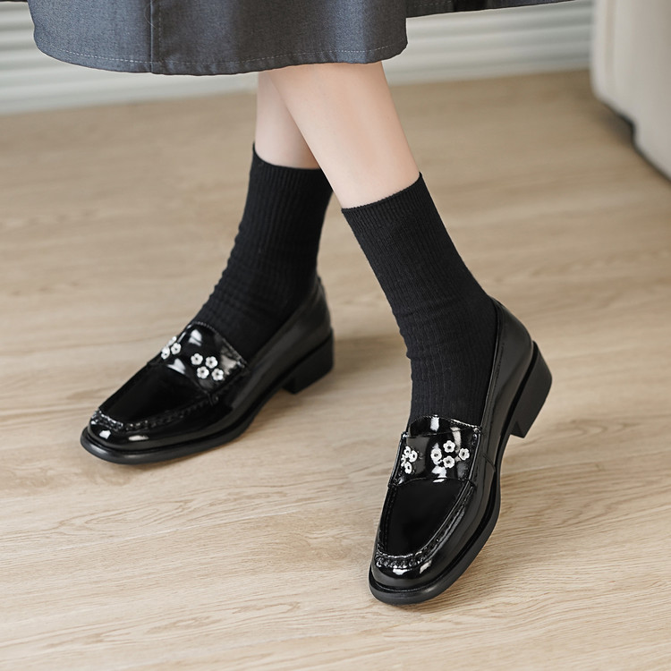 20251213397063007_750.jpg Women's Black Patent Leather Loafers with Floral Detail - 2025 Winter
