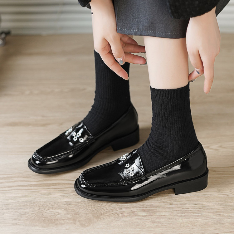 20251213397063009_750.jpg Women's Black Patent Leather Loafers with Floral Detail - 2025 Winter