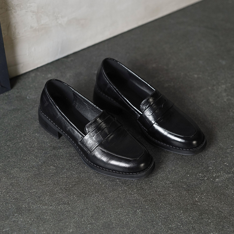 Women's Black Leather Loafers with Mid Heel and Round Toe