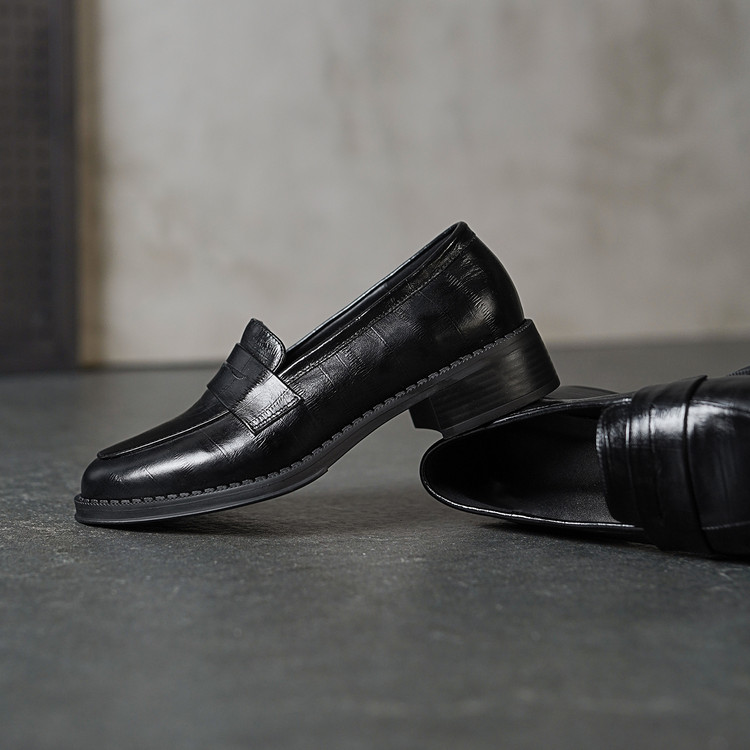 Women's Black Leather Loafers with Mid Heel and Round Toe
